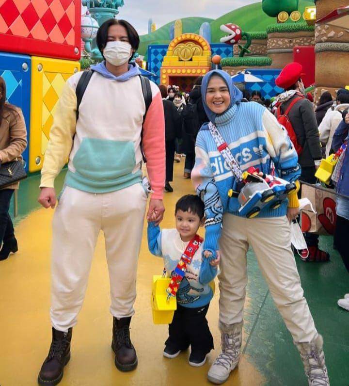 potret liburan keluarga Roger Danuarta (instagram.com/cutratumeyriska)