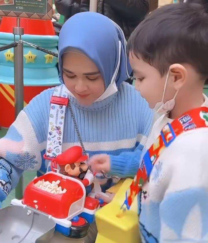 potret liburan keluarga Roger Danuarta (instagram.com/cutratumeyriska)