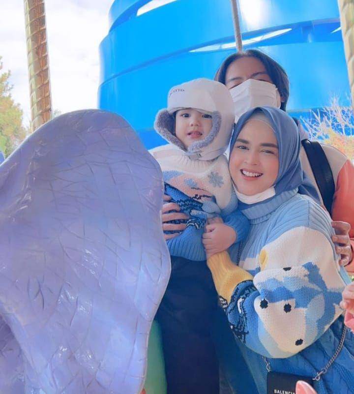 potret liburan keluarga Roger Danuarta (instagram.com/cutratumeyriska)
