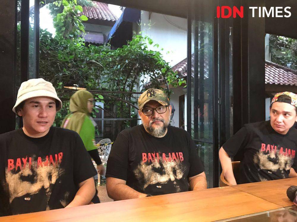 Sutradara dan pemain film Bayi Ajaib di kawasan Duren Tiga, Jakarta, pada Rabu (21/12/2022) (Dok. IDN Times/Erfah Nanda)
