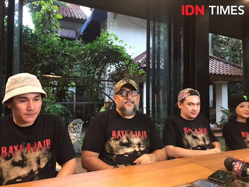 Sutradara dan pemain film Bayi Ajaib di kawasan Duren Tiga, Jakarta, pada Rabu (21/12/2022) (Dok. IDN Times/Erfah Nanda)