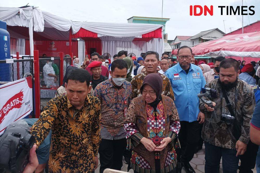 Kemensos berikan fasilitas air minum gratis untuk warga Cilincing, Jakarta Utara. (IDN Times/Dini Suciatiningrum)