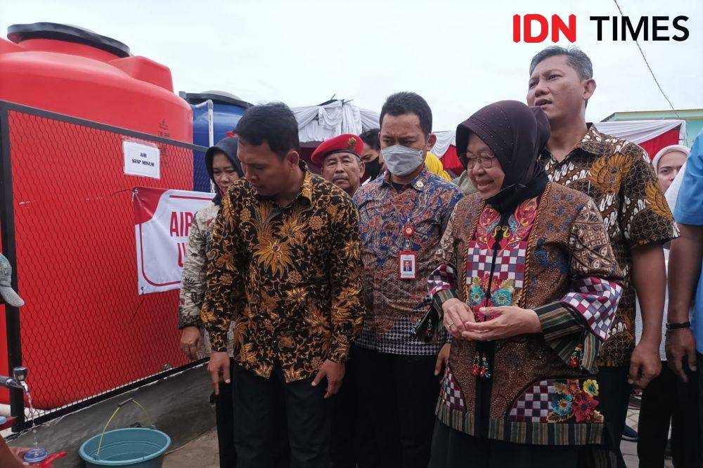 Kemensos berikan fasilitas air minum gratis untuk warga Cilincing, Jakarta Utara. (IDN Times/Dini Suciatiningrum)