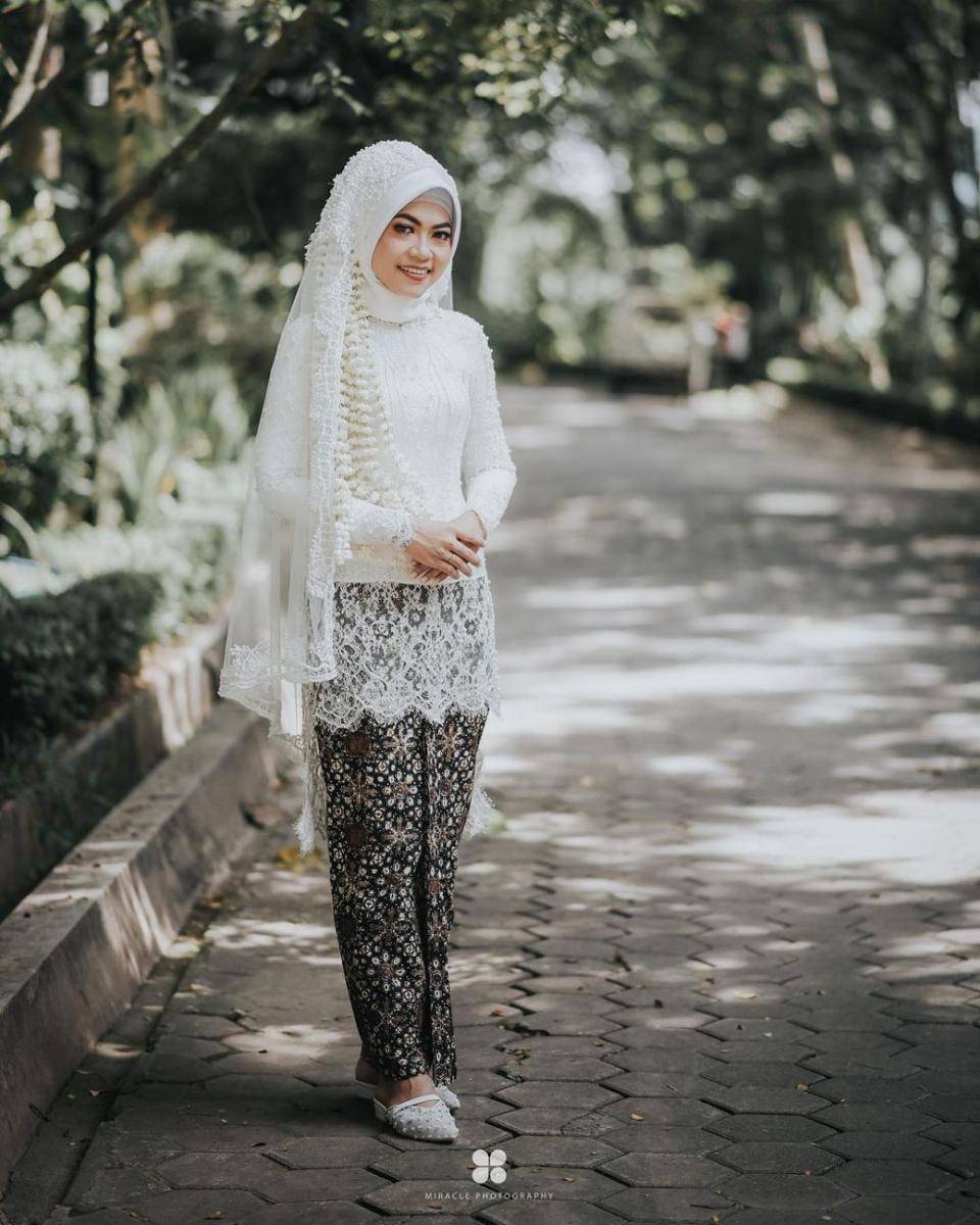 Inspirasi Kebaya Lamaran hingga Resepsi Rancangan Surya Abduh (instagram.com/suryaabduh)
