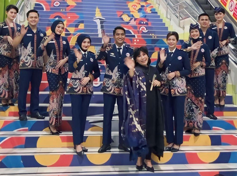 9 Potret Seragam PT KAI Karya Anne Avantie, Motif Batik Sawunggaling