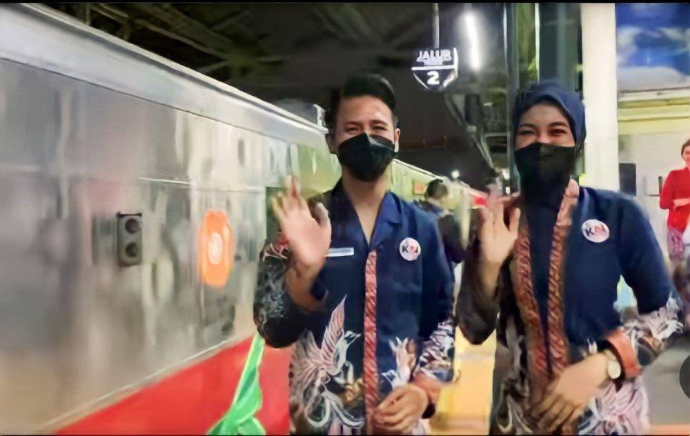 peluncuran seragam PT KAI (instagram.com/anneavantiehart)