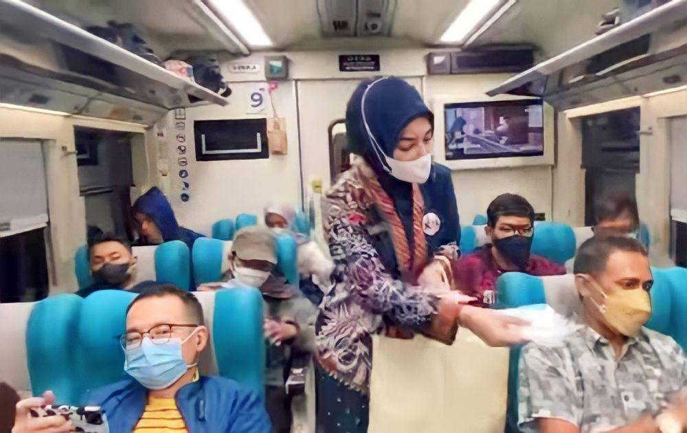 peluncuran seragam PT KAI (instagram.com/anneavantiehart)