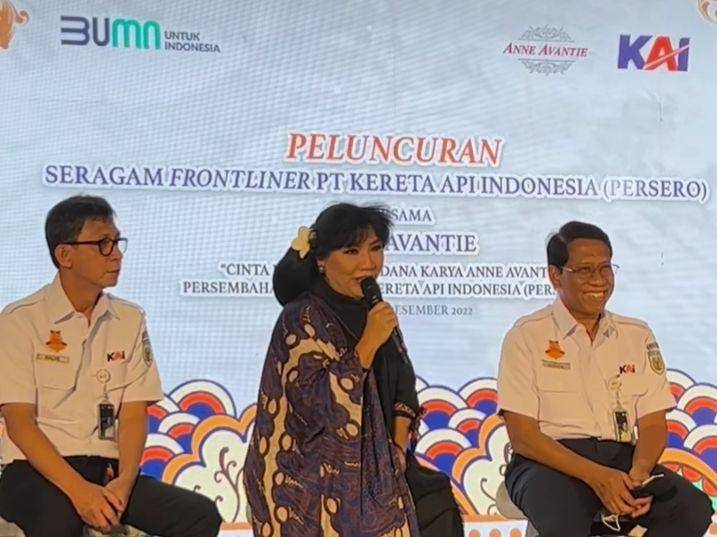 peluncuran seragam PT KAI (instagram.com/anneavantiehart)