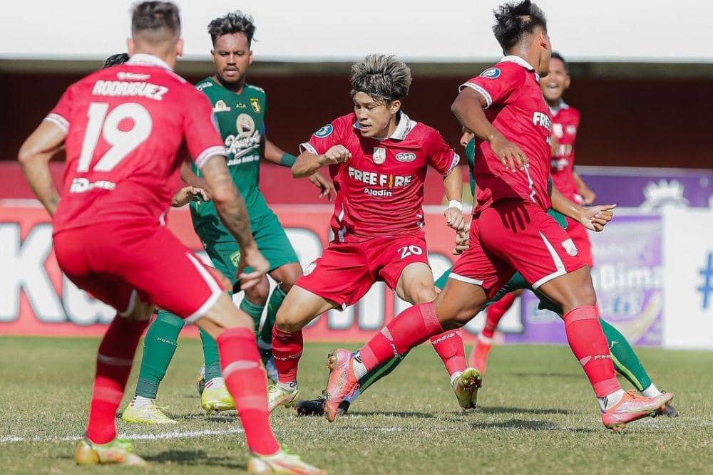 Persis Solo saat menjamu Persebaya Surabaya di pekan 16 Liga 1 Indonesia 2022/2023. (instagram.com/persisofficial)