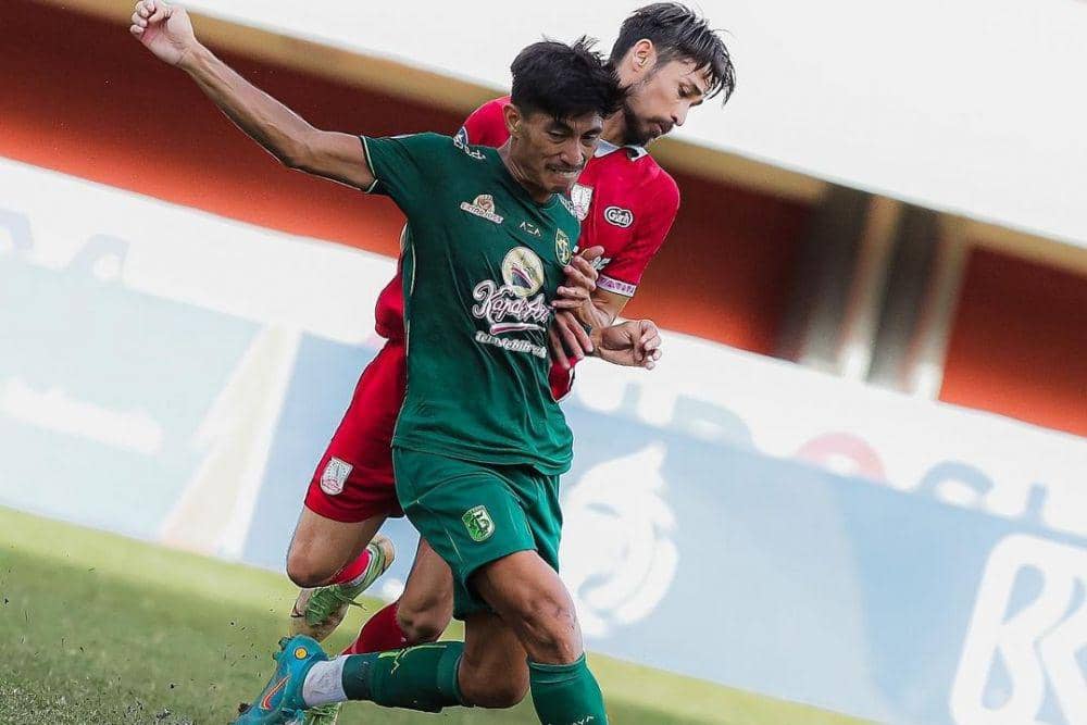 Duel antar pemain dalam laga Persebaya Surabaya vs Persis Solo di pekan 16 Liga 1 Indonesia 2022/2023. (instagram.com/persisofficial)