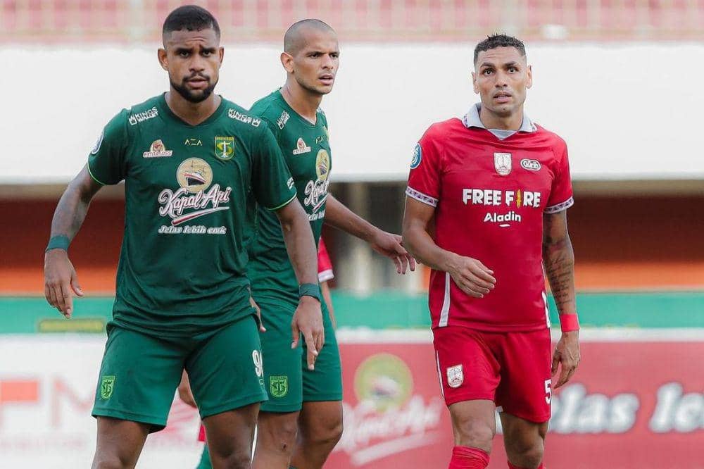 Dua pemain asing Persebaya Surabaya kala melawan Persis Solo di pekan 16 Liga 1 Indonesia 2022/2023. (instagram.com/persisofficial)