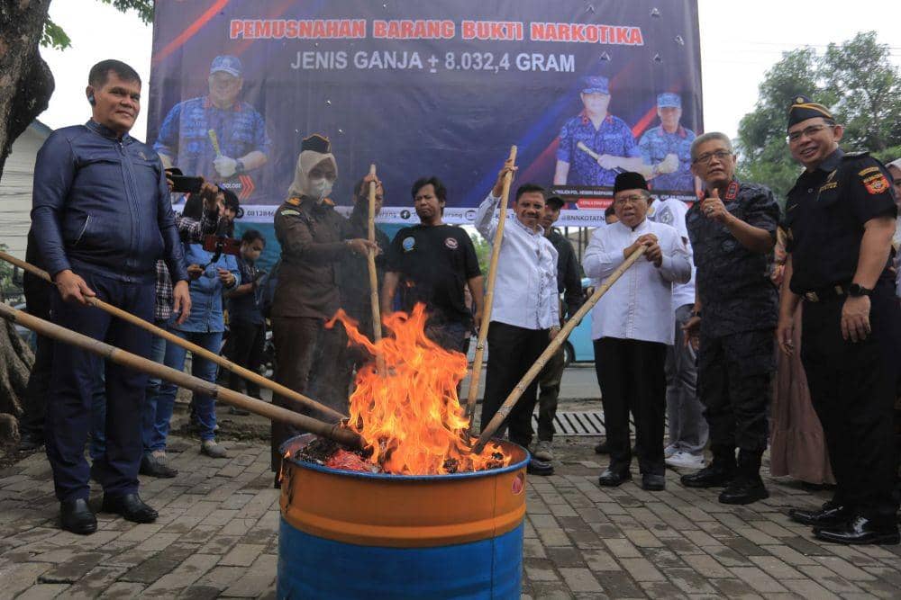 BNN Kota Tangerang Musnahkan 8 Kg Ganja dengan Dibakar