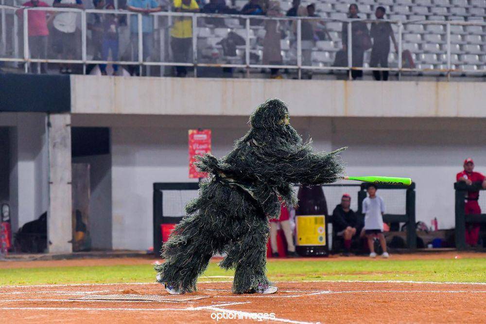 Zaskia Adya Mecca tanding softball pakai kostum rumput (instagram.com/zaskiadyamecca)