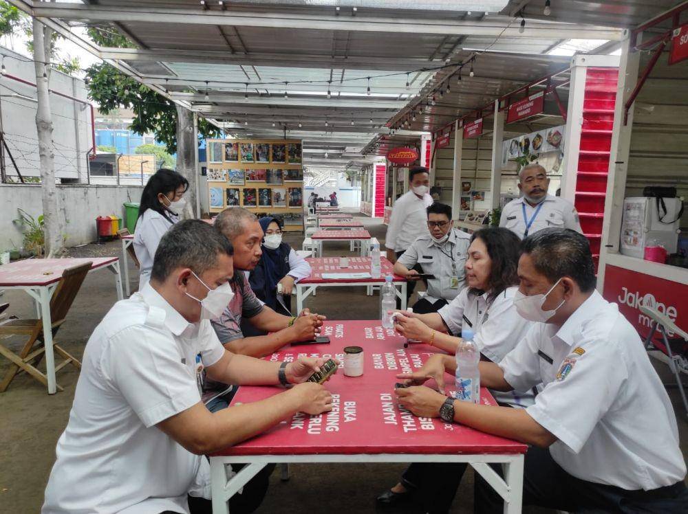 Dinas PPKUKM lakukan sidak makanan di Thamrin. (dok. Humas Pemprov DKI Jakarta)