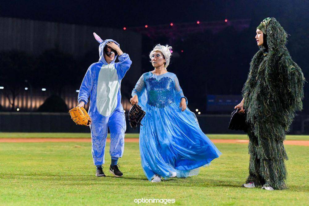 Zaskia Adya Mecca tanding softball pakai kostum rumput (instagram.com/zaskiadyamecca)