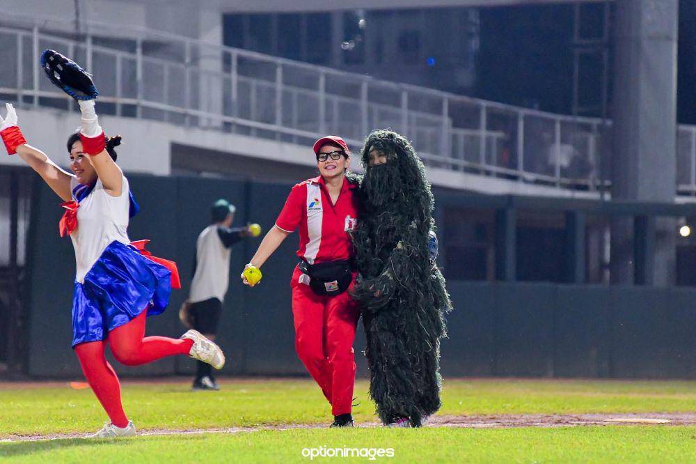 Zaskia Adya Mecca tanding softball pakai kostum rumput (instagram.com/zaskiadyamecca)