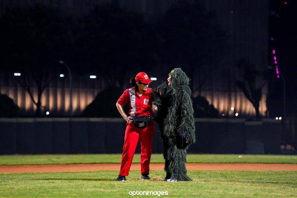 Zaskia Adya Mecca tanding softball pakai kostum rumput (instagram.com/zaskiadyamecca)
