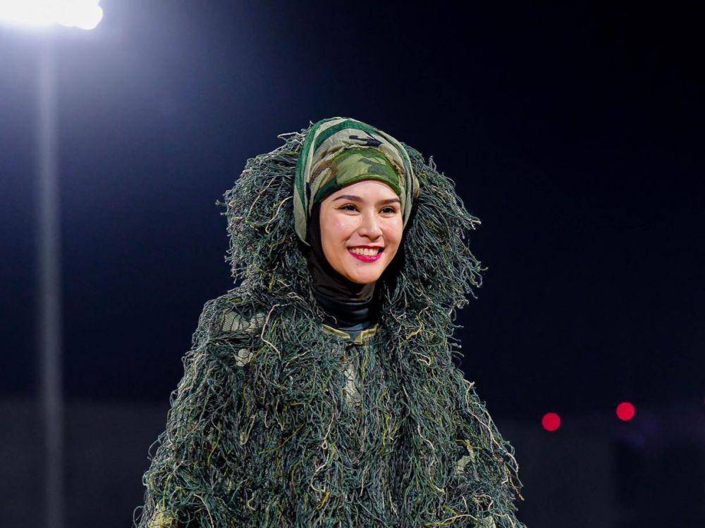 Zaskia Adya Mecca tanding softball pakai kostum rumput (instagram.com/zaskiadyamecca)