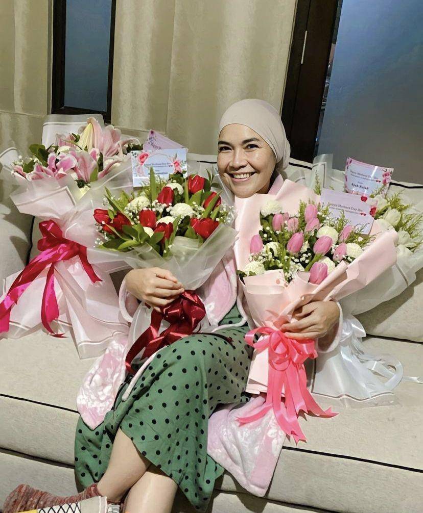 potret Umi Kalsum dapat banyak bunga saat hari ibu (instagram.com/ayutingting92)