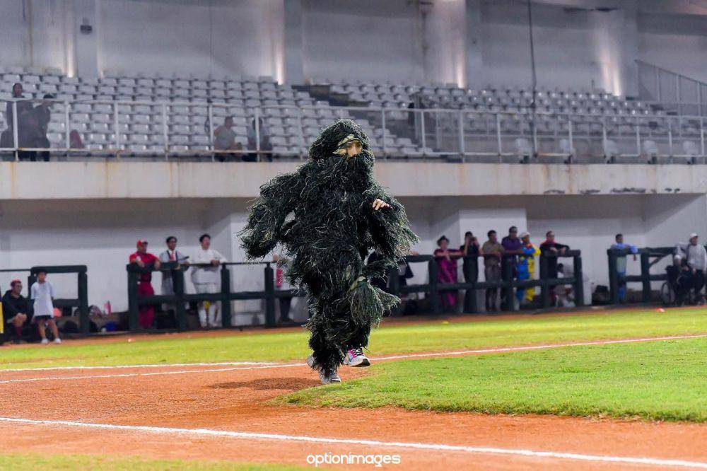 Zaskia Adya Mecca tanding softball pakai kostum rumput (instagram.com/zaskiadyamecca)