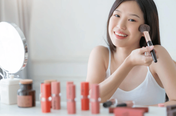 ilustrasi perempuan menggunakan blush on