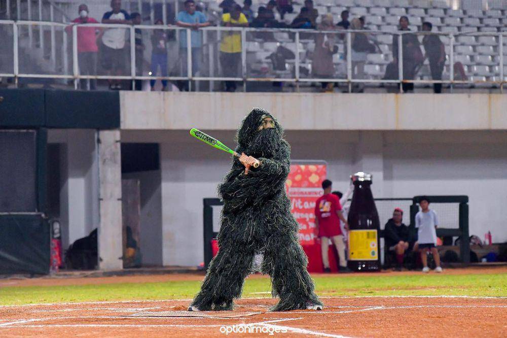 Zaskia Adya Mecca tanding softball pakai kostum rumput (instagram.com/zaskiadyamecca)