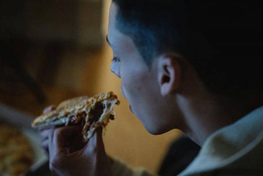ilustrasi remaja laki-laki makan pizza (pexels.com/Eren Li)