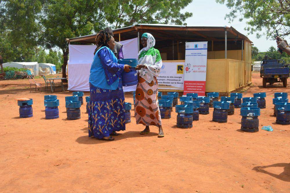 Pemberian bantuan kepada warga Burkina Faso. (Twitter.com/UNHCR Burkina Faso)