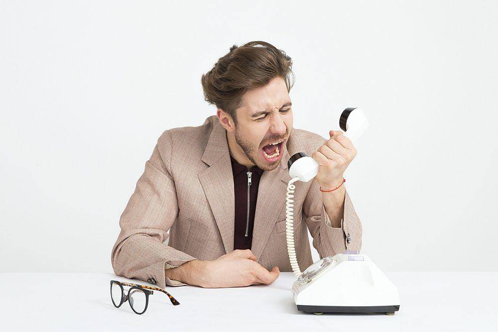 gambar pria sedang marah ditelepon (unsplash.com/Icons8 Team)