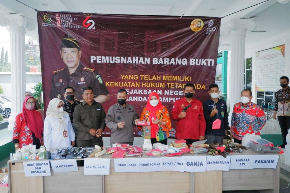 Kejari Bandar Lampung memusnahkan barang bukti perkara tindak pidana telah berkekuatan hukum tetap alias Inkracht periode 19 Juli 2022 - 22 Desember 2022. (Dok. Kejari Bandar Lampung).