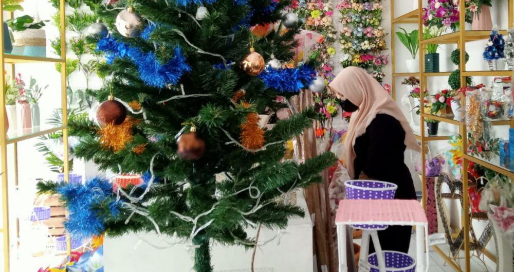 Semarak Natal di Tuban, Toko Pernak-pernik Dibanjiri Pembeli