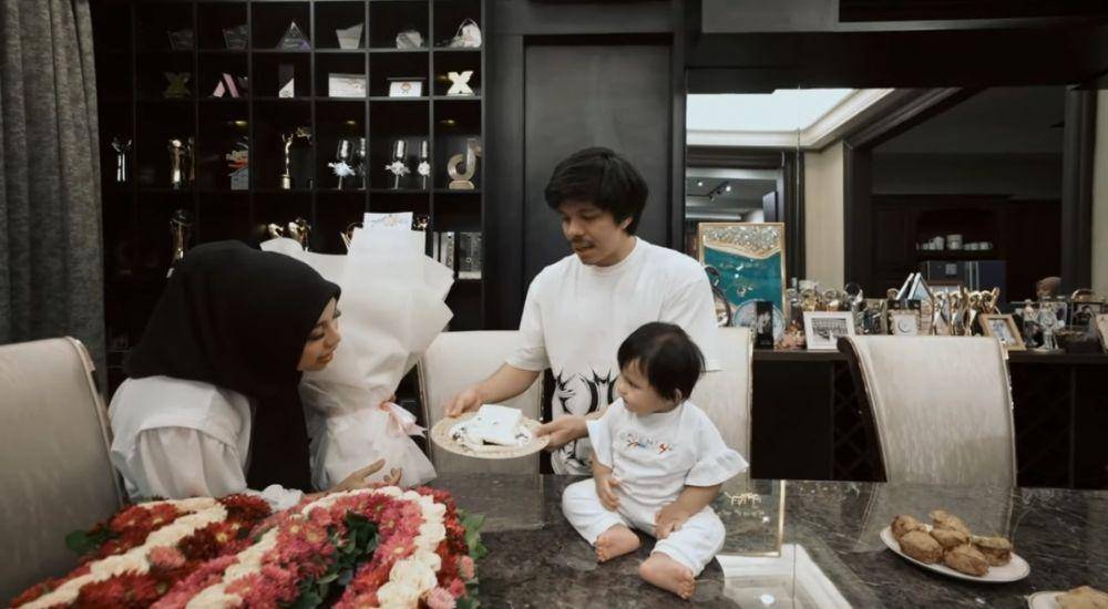 Atta dan Ameena kasih kejutan ke Aurel di Hari Ibu. (youtube.com/AH)