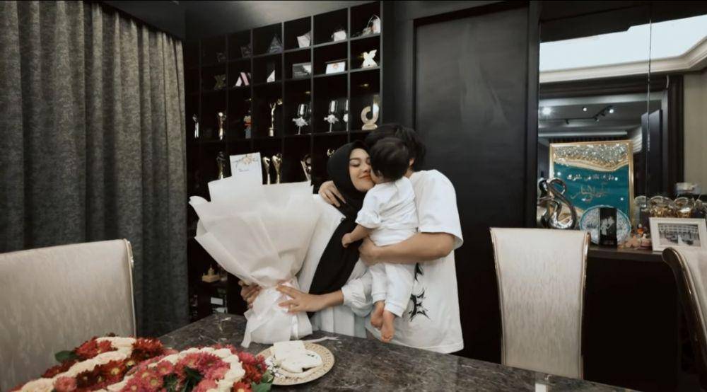 Atta dan Ameena kasih kejutan ke Aurel di Hari Ibu (YouTube.com/AH)