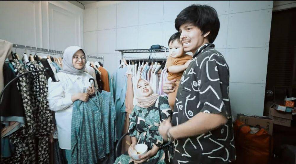 Atta dan Ameena kasih kejutan ke Aurel di Hari Ibu. (youtube.com/AH)