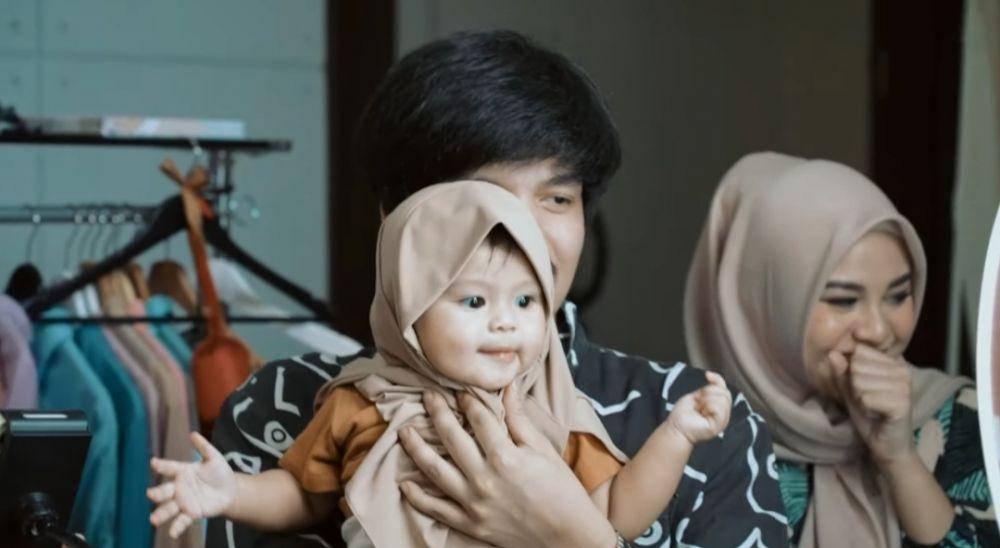 Atta dan Ameena kasih kejutan ke Aurel di Hari Ibu. (youtube.com/AH)