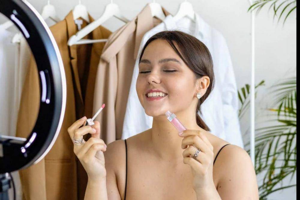 ilustrasi perempuan yang sedang memakai lip serum (pexels.com/Anna Nekrashevich)