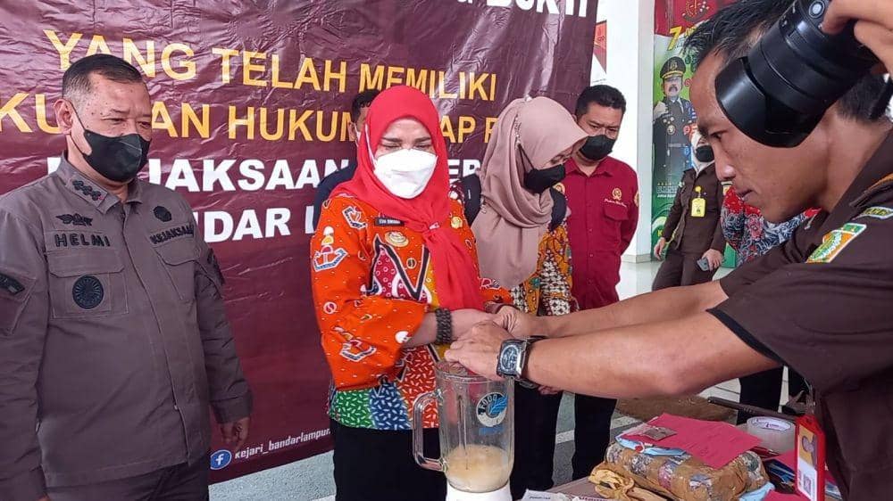 Kejari Bandar Lampung memusnahkan barang bukti perkara tindak pidana telah berkekuatan hukum tetap alias Inkracht periode 19 Juli 2022 - 22 Desember 2022. (Dok. Kejari Bandar Lampung).
