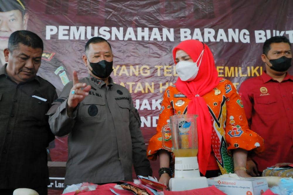 Kejari Bandar Lampung memusnahkan barang bukti perkara tindak pidana telah berkekuatan hukum tetap alias Inkracht periode 19 Juli 2022 - 22 Desember 2022. (Dok. Kejari Bandar Lampung).