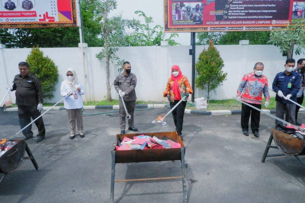 Kejari Bandar Lampung Musnahkan Ratusan Gram Narkoba dan Belasan Senpi