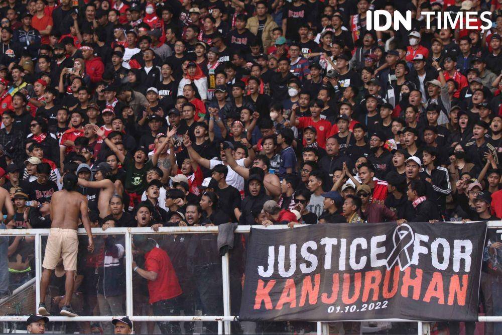 Spanduk tragedi Kanjuruhan di laga Indonesia vs Kamboja. (IDN Times/Tata Firza)