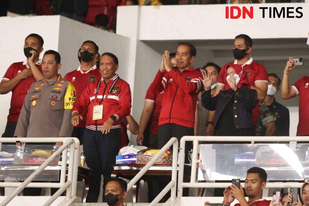 Presiden Jokowi hadiri Stadion GBK saat Timnas Indonesia berhadapan dengan Kamboja dalam laga Grup A Piala AFF 2022, Jumat (23/12/2022). (IDN Times/Tata Firza)