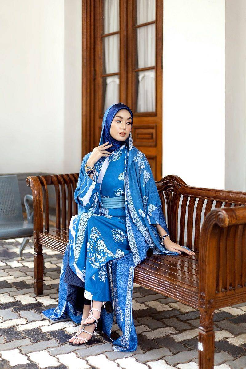 ilustrasi perempuan mengenakan batik (pexels.com/Hadi Saerani)