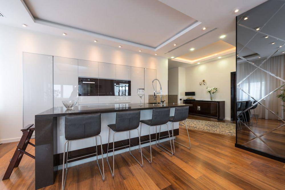 Ilustrasi desain dapur modern dengan tampilan glamor (Pexels/Max Vakhtbovych)