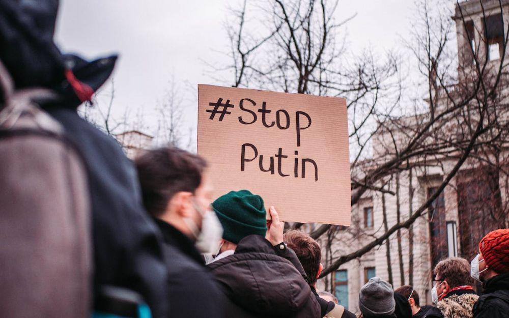 ilustrasi orang-orang yang memprotes perang Rusia-Ukraina (pexels.com/Matti Karstedt)