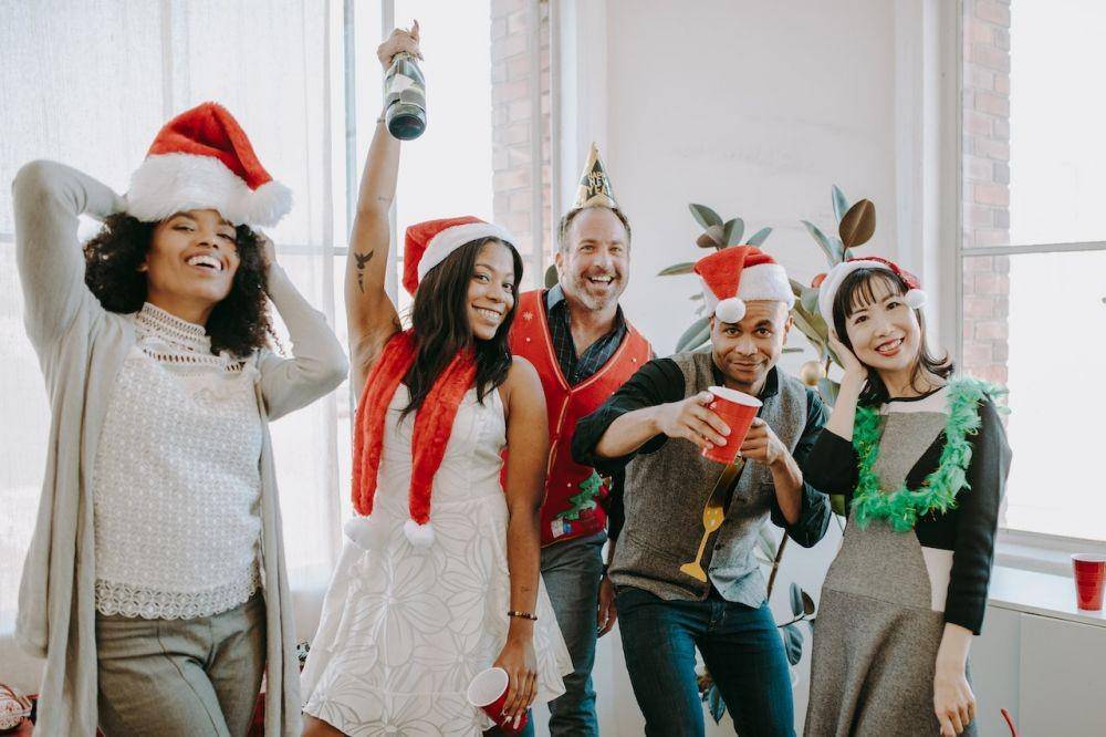 ilustrasi momen Natal (pexels.com/RODNAE Productions)