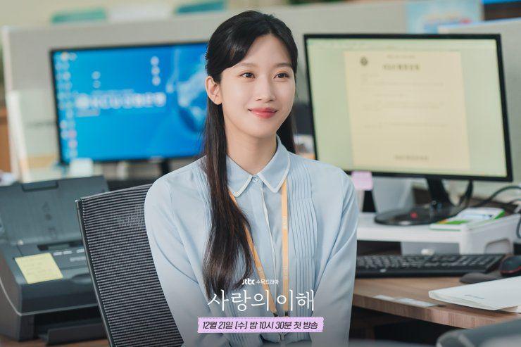 9 Harga Outfit Moon Ga Young di Interest of Love, Gayanya Simpel Nih!