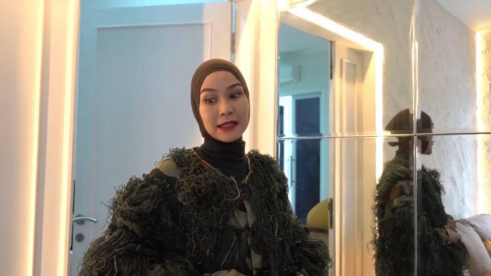 Zaskia Adya Mecca tanding softball pakai kostum rumput (dok.youtube.com/TheBramantyo)