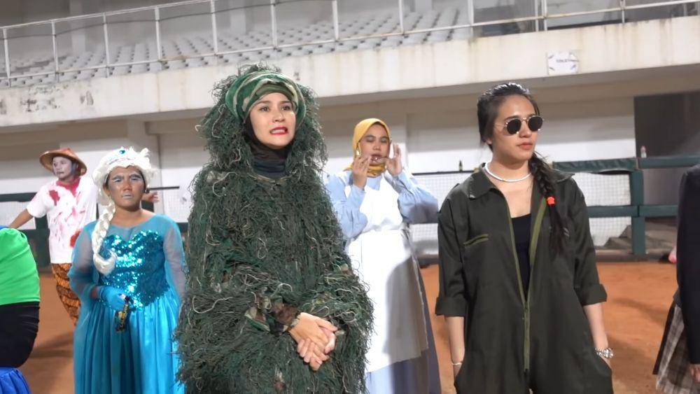 Zaskia Adya Mecca tanding softball pakai kostum rumput (dok.youtube.com/TheBramantyo)