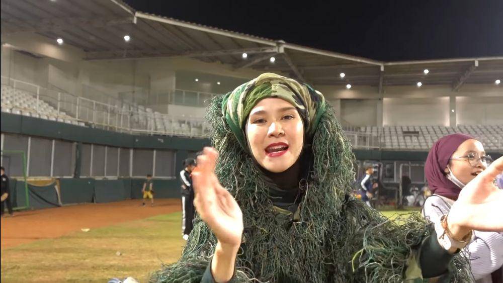 Zaskia Adya Mecca tanding softball pakai kostum rumput (dok.youtube.com/TheBramantyo)