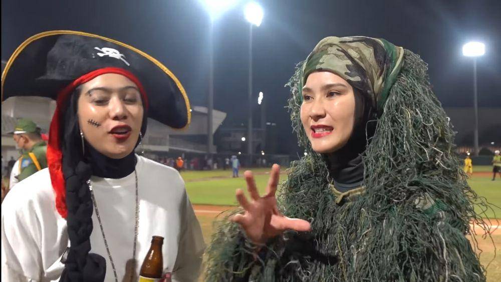 Zaskia Adya Mecca tanding softball pakai kostum rumput (dok.youtube.com/TheBramantyo)